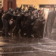 Mitglieder der radikalen linksfaschistischen Antifa Aarau verprügeln an einer unbewilligten Demo in Bern Oktober 2025 mehrere Polizeibeamte. Die Linksextremisten der Antifa haben bei KanalK ein Sendegefäss für Hass und Hetze.