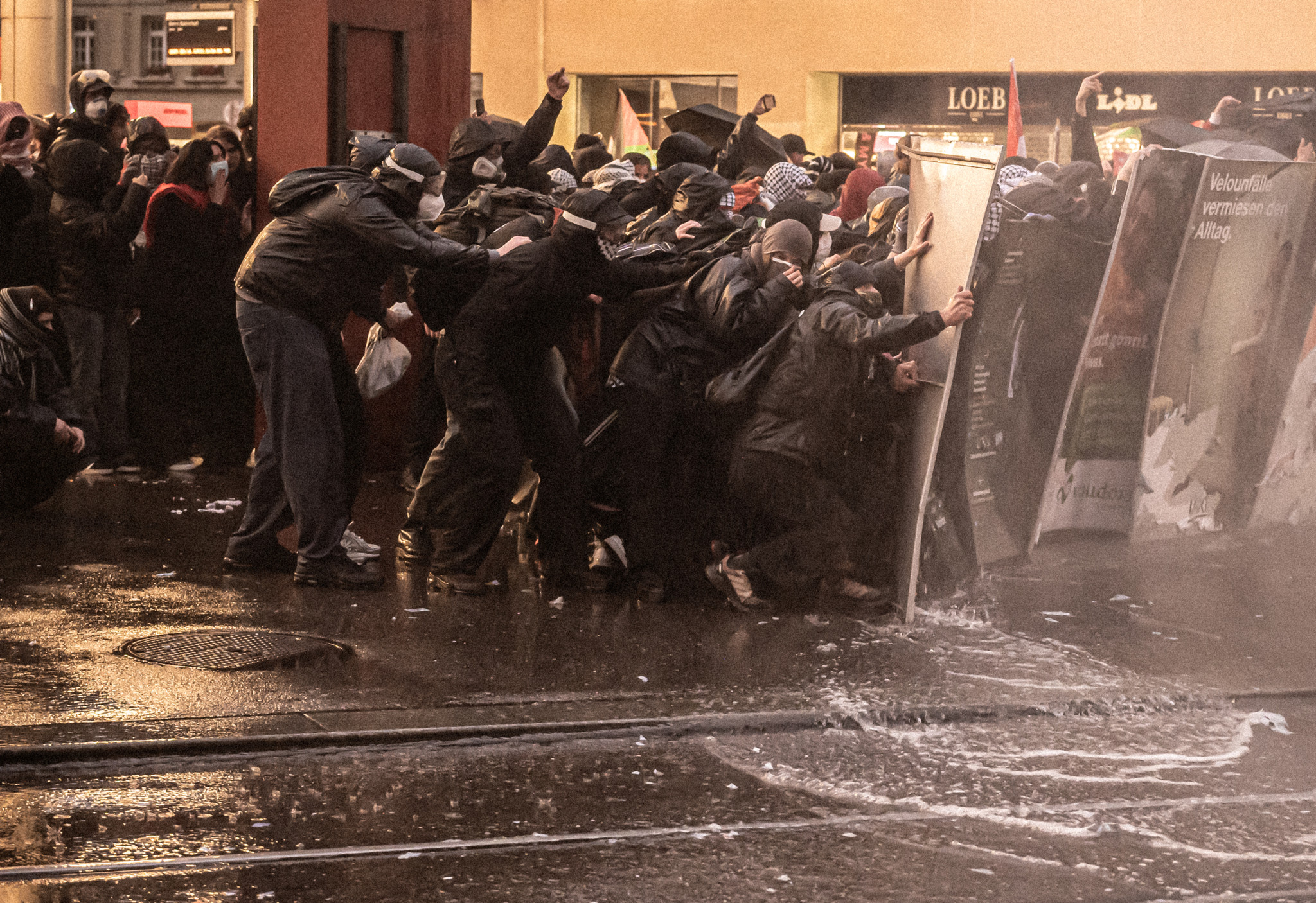 Mitglieder der radikalen linksfaschistischen Antifa Aarau verprügeln an einer unbewilligten Demo in Bern Oktober 2025 mehrere Polizeibeamte. Die Linksextremisten der Antifa haben bei KanalK ein Sendegefäss für Hass und Hetze.